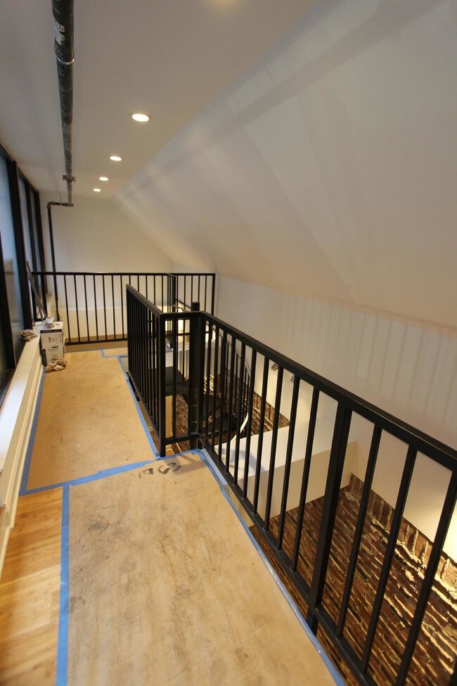 Building Photo - 139 7th St