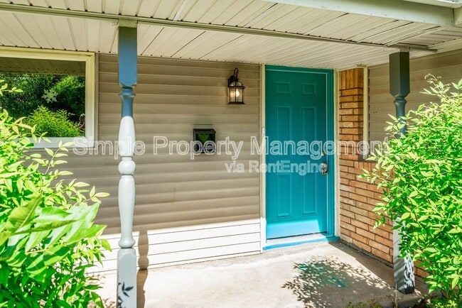Building Photo - 3221 Beechwood Dr