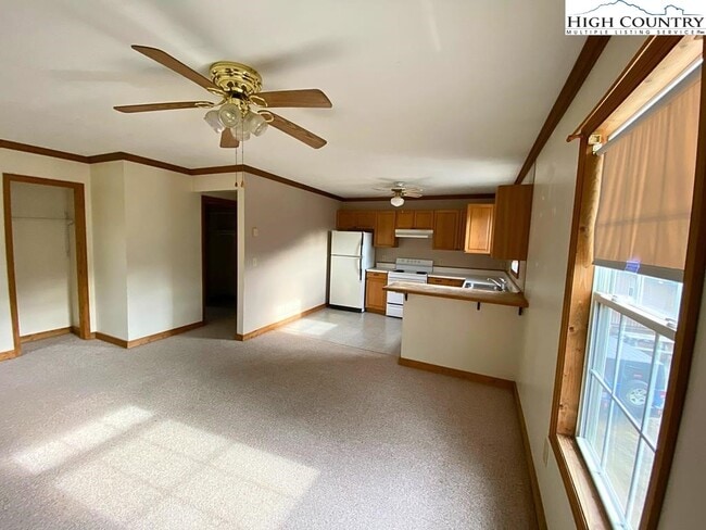 Foto del edificio - 413 Grandpas Farm Rd