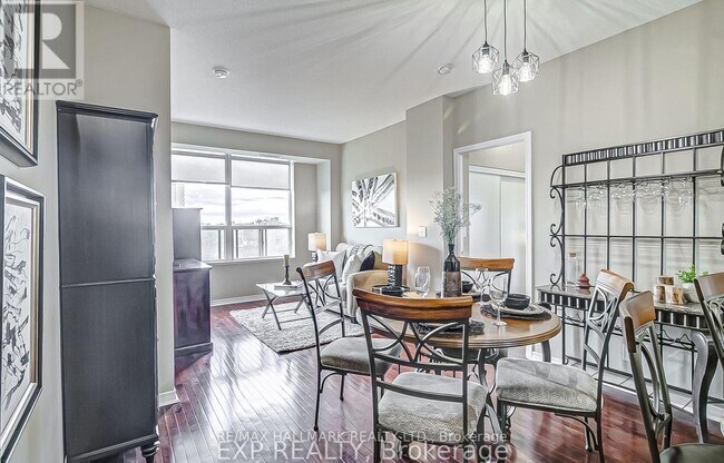 Building Photo - 736 Spadina Ave.