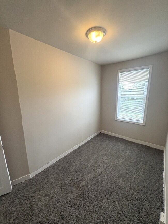 Building Photo - Renovated 2-Bedroom Apartment in Belair-Edison