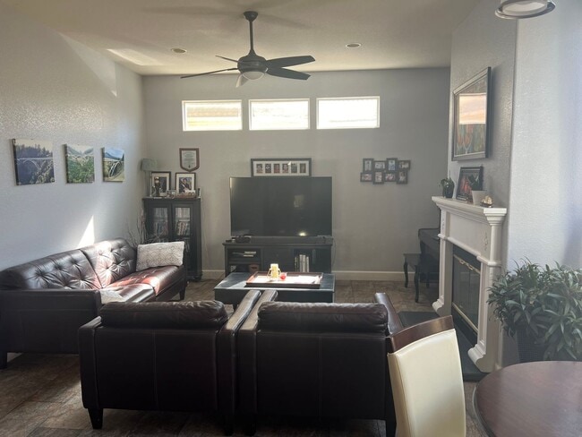 Foto del edificio - West Davis Four Bedroom Two Story Home ava...