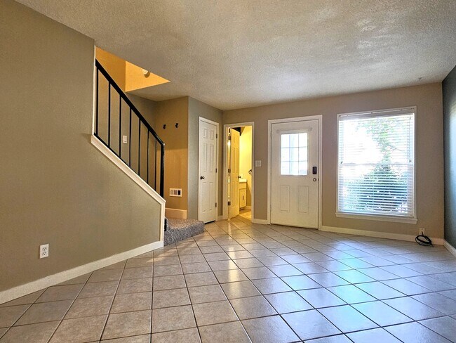 Building Photo - Charming 2 story Townhome in the heart of ...