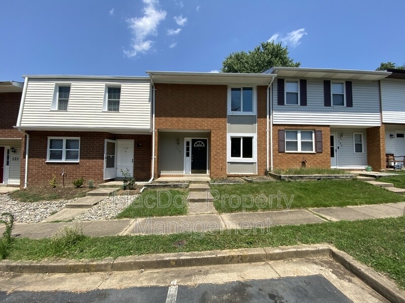 Primary Photo - 123 Oak Dr