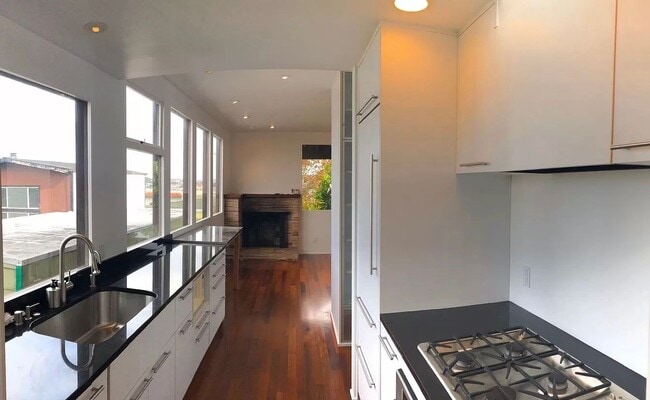 Building Photo - Tranquil & Spacious 2 BR|1 BA Condo in the Central Richmond District
