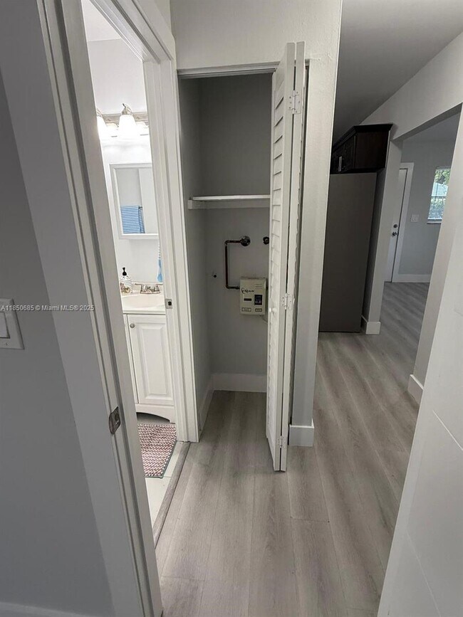 Foto del edificio - 576 NE 70th St