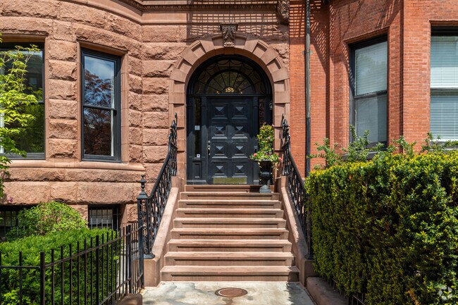 Entrada - 185 Marlborough St