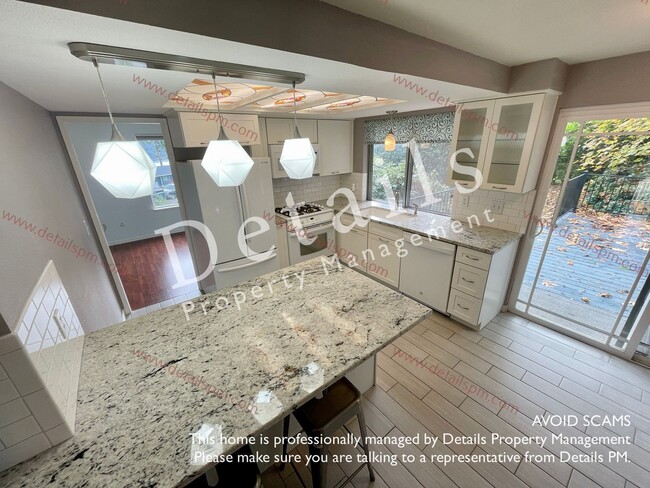 Foto del edificio - **APPLICATIONS PENDING ** 3 BR Home with S...