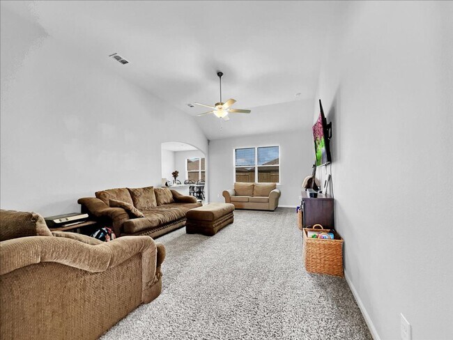 Building Photo - Move in ready! 3-bed 2-bath 1600+ sqft hom...