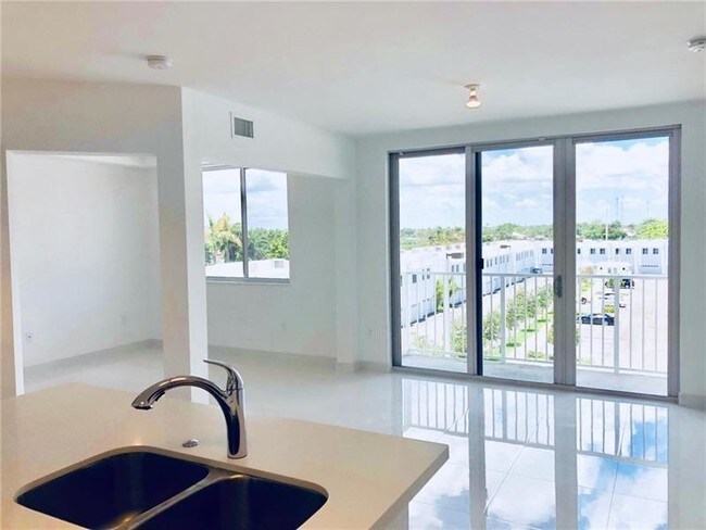 Building Photo - AVENTURA PLACE