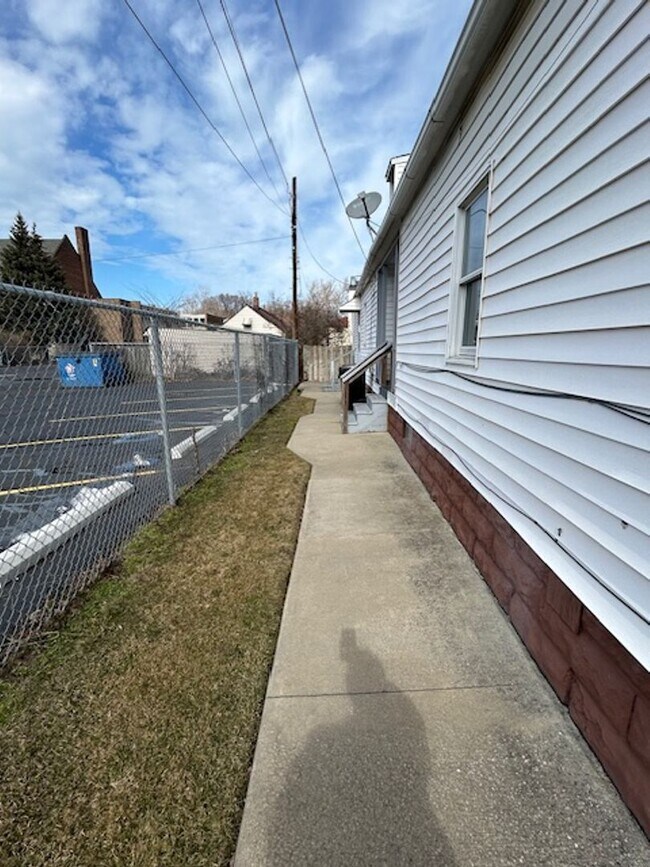 1206 Auburn Ave Unit 2, Cleveland, OH 44113 Room for Rent in