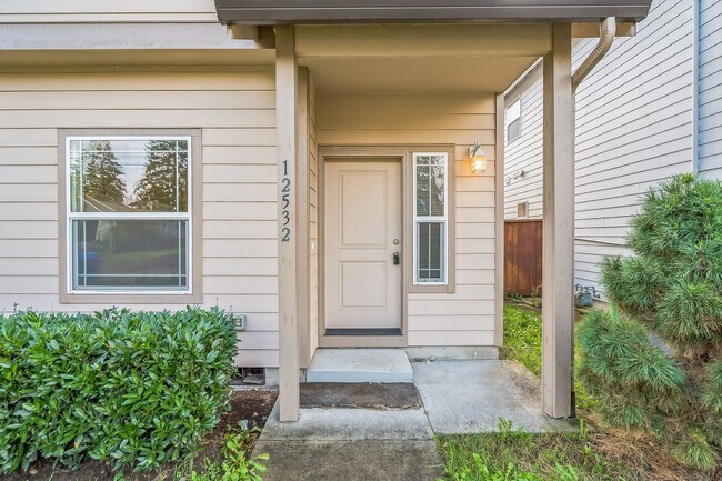 Building Photo - Beautiful - Newer Home