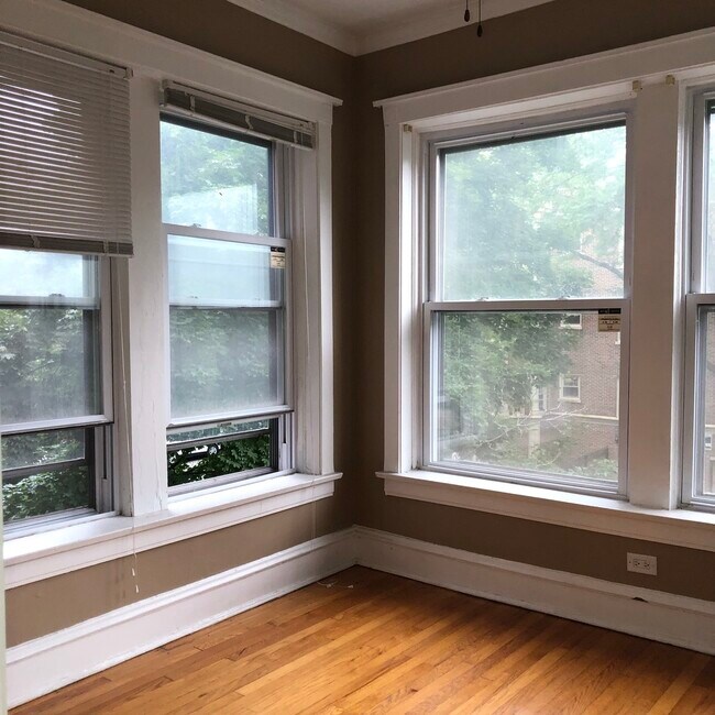 Foto del edificio - 2332 E 70th Pl
