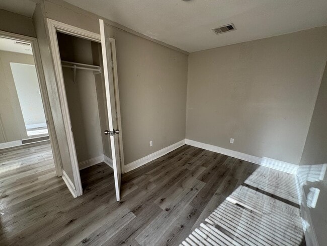 Foto del edificio - 6810 Bleker St