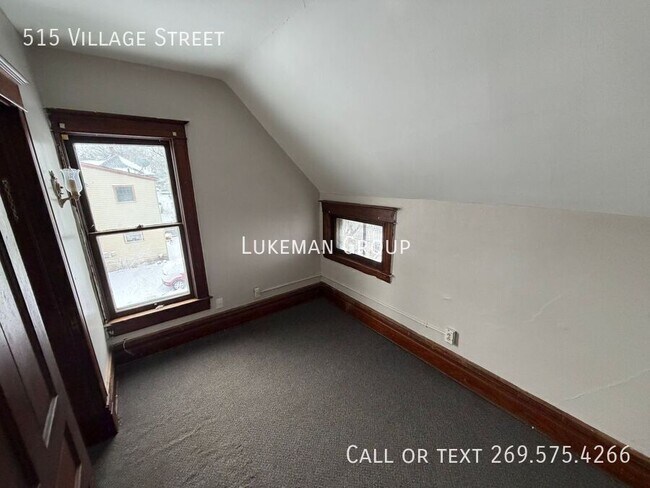 Building Photo - 515 Village St