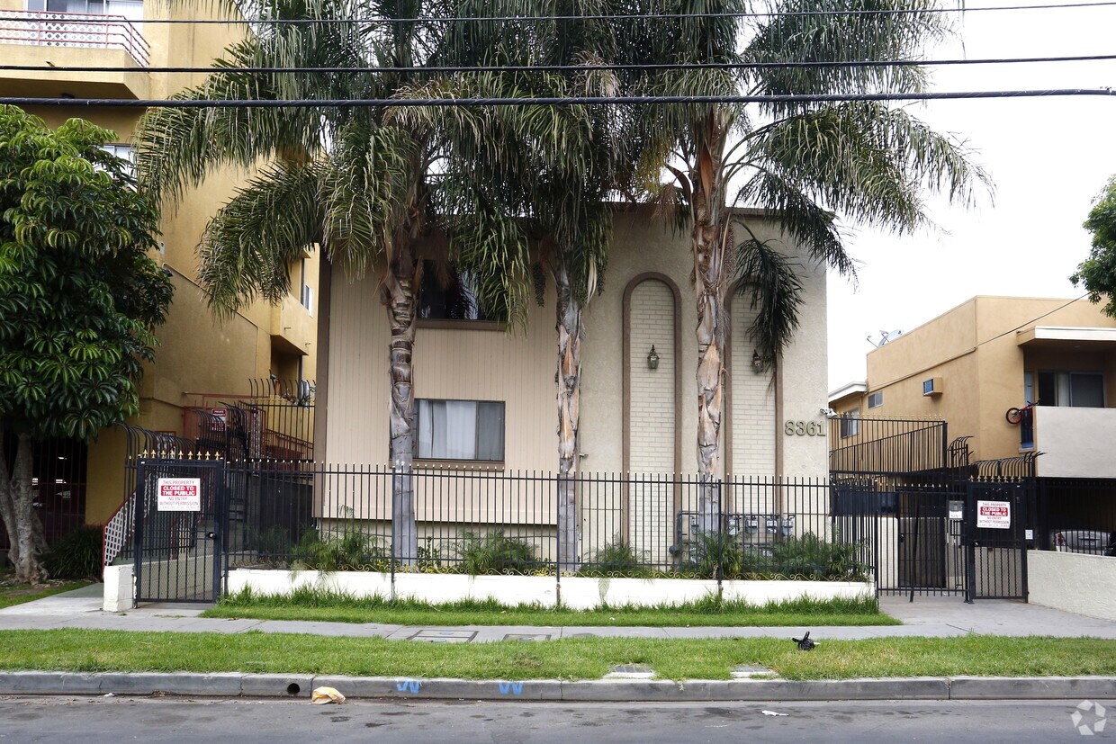 Foto del edificio - 8361 Cedros Ave
