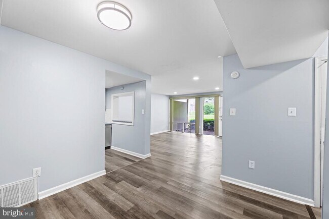 Foto del edificio - 7153 Donnell Pl