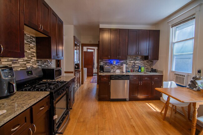 Foto del edificio - 2550 N Southport Ave