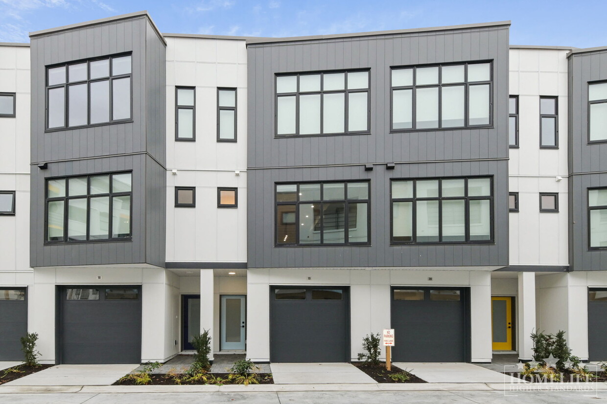 Primary Photo - Douglas Green Living Rare 3 bed, 3 bath townhome in Pacific Douglas