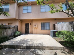 Building Photo - 7700 Creekbend Dr