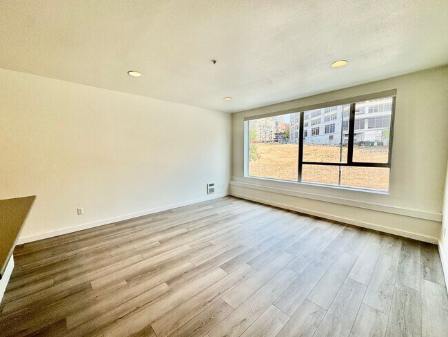 Foto del edificio - Two-Bedroom Downtown Condo with City View!!
