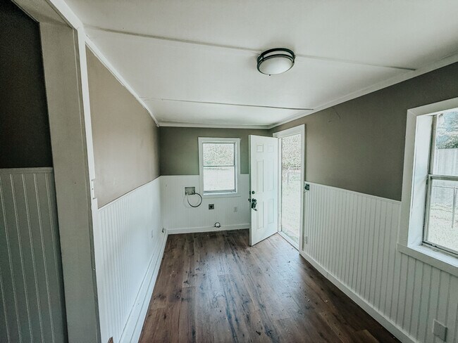 Foto del edificio - 15881 Kent Dr