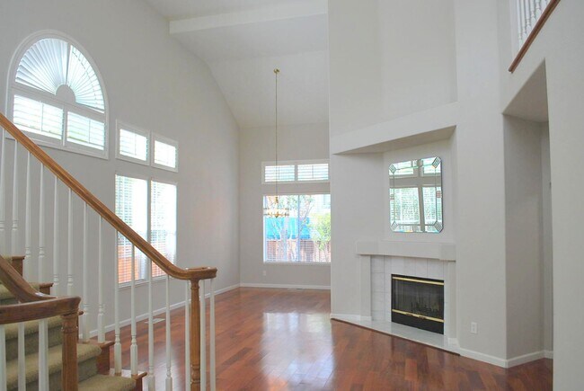 Foto del edificio - Updated Detached Home in Gated Fleur Du Mo...