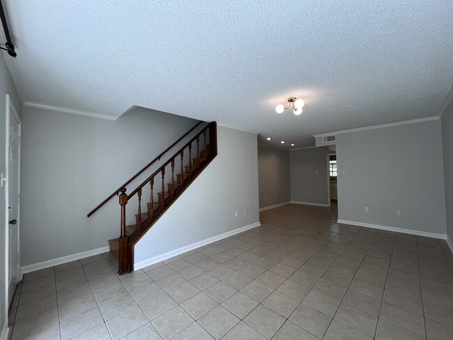 Foto del edificio - 402 Longwood Ct