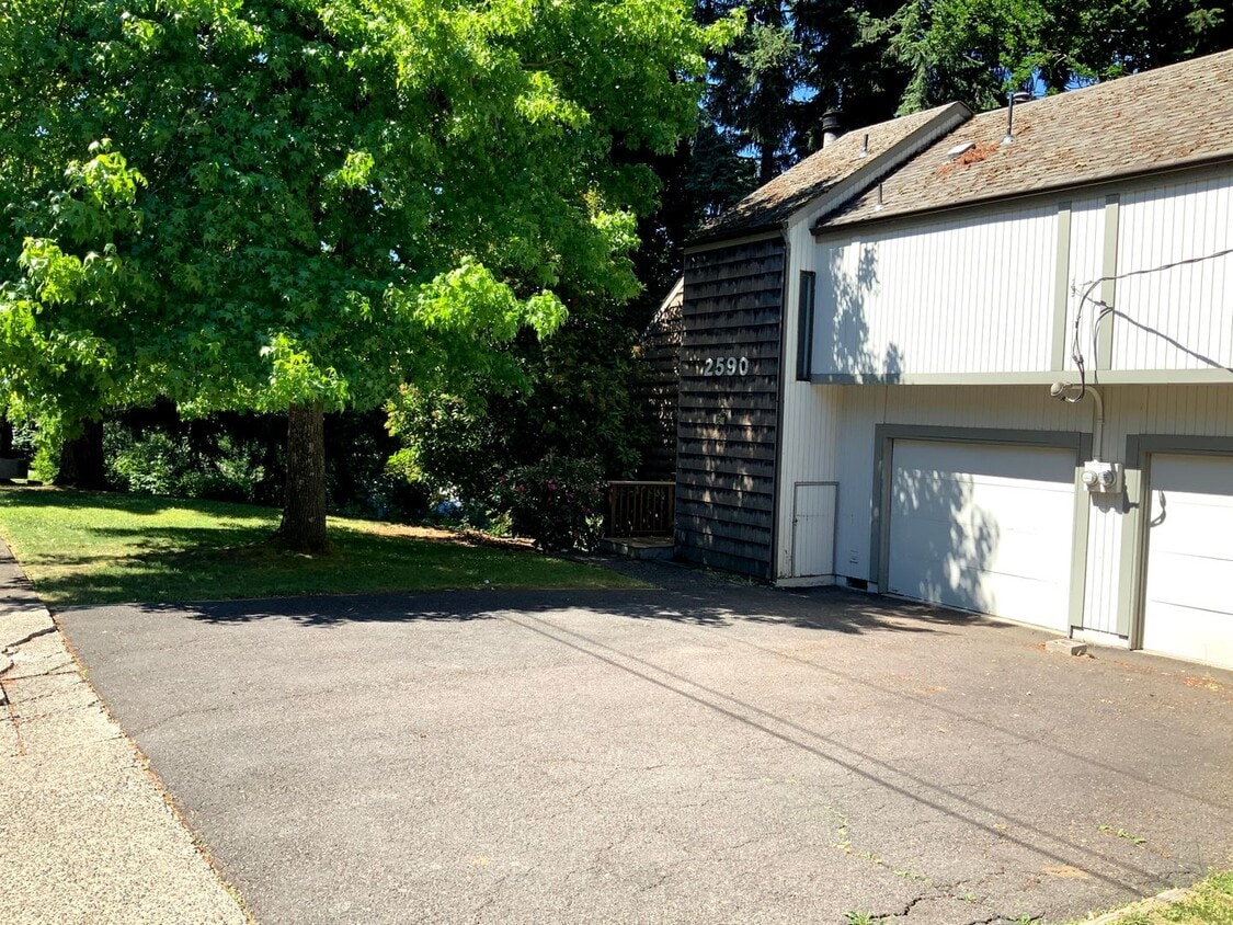 Primary Photo - 2 Bedroom in Great S. Eugene Location