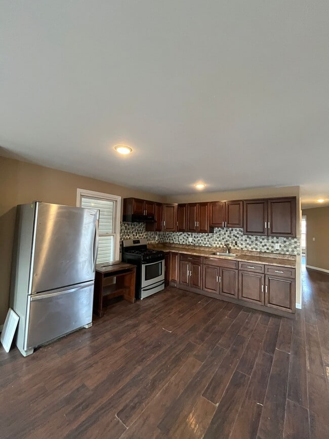 Building Photo - 622 Bramhall Ave