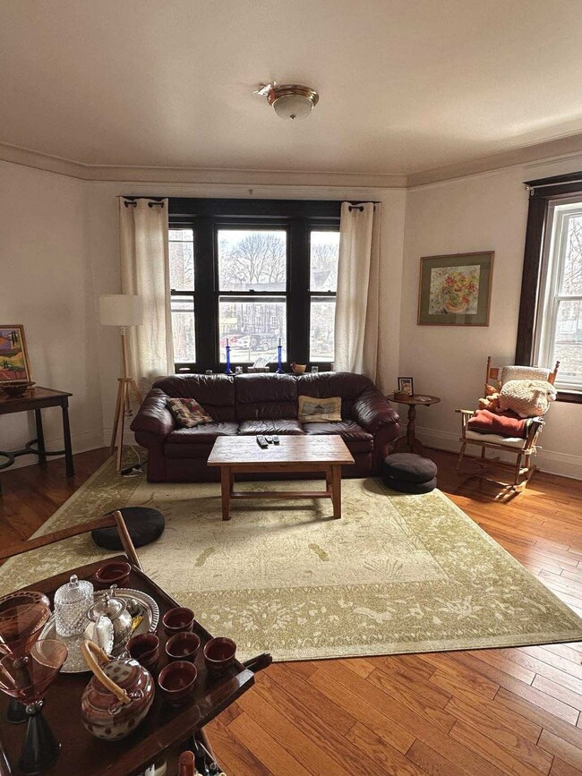 Building Photo - 2140 Av Grey