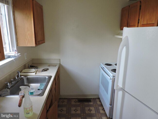 Building Photo - 1116 Barnaby Terrace SE
