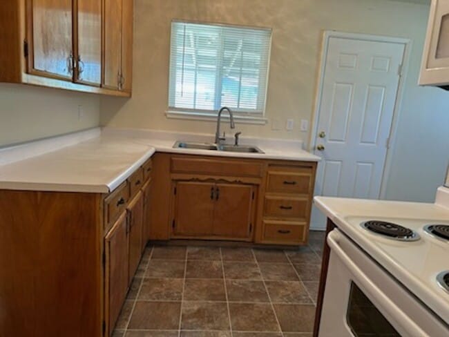 Foto del edificio - Single Family Home w/ Attached Garage, Lar...