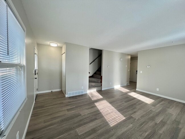 Building Photo - 2 Bedroom Townhome!!