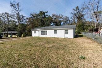 Building Photo - 406 Essex Dr