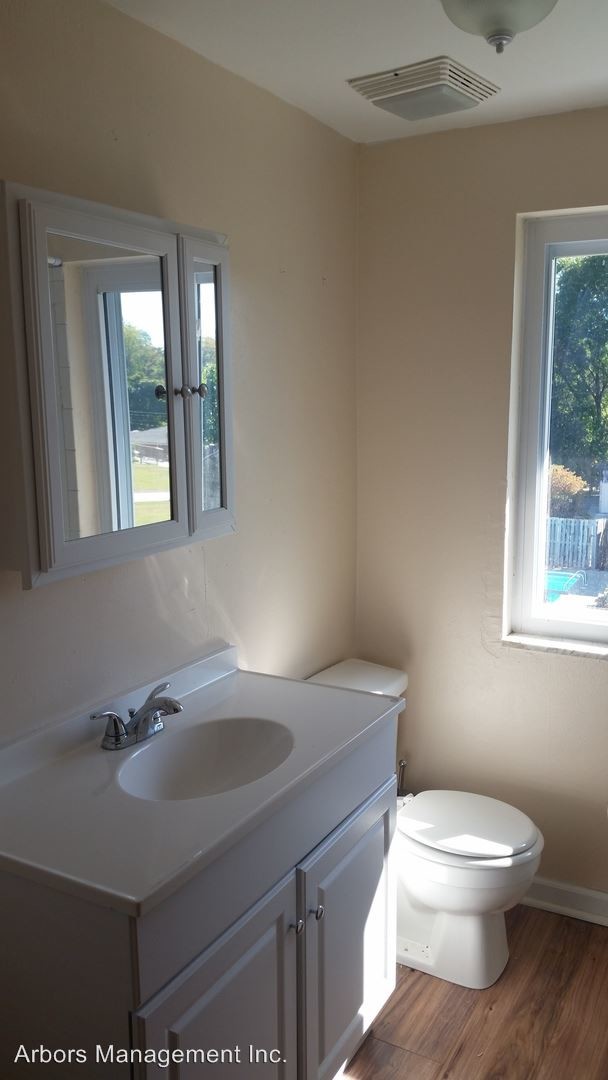 Building Photo - 305 Aqua Ct