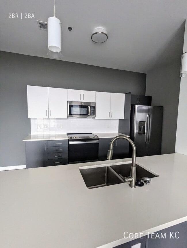 Building Photo - Two bedroom with lots of light
