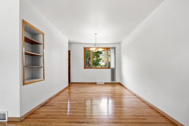 Foto del edificio - Fantastic Home with Fenced in Back Yard an...