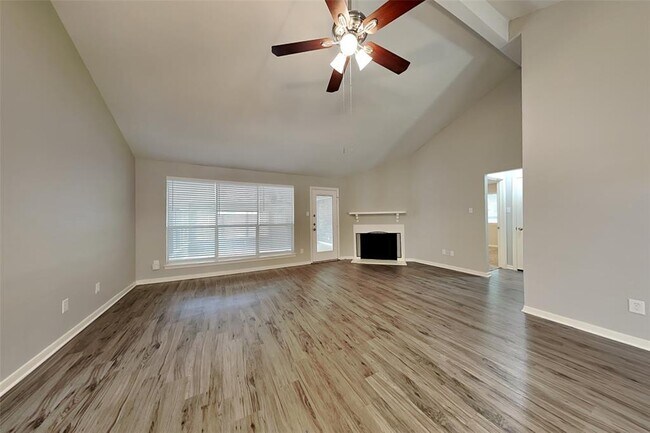 Foto del edificio - 2415 Pine Cone Dr