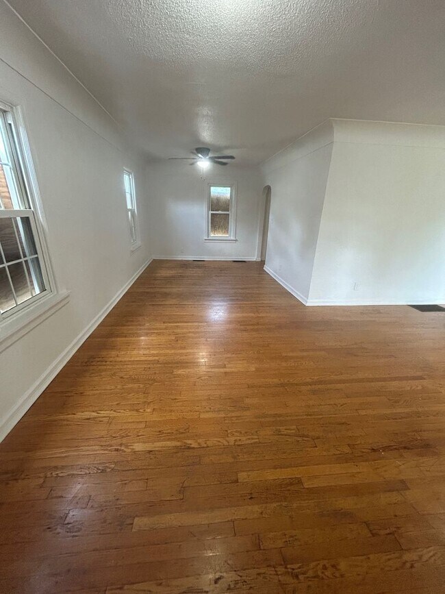 Foto del edificio - For Lease