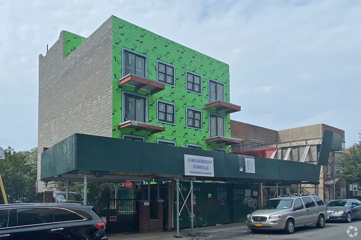 Building Photo - 674 Maple St