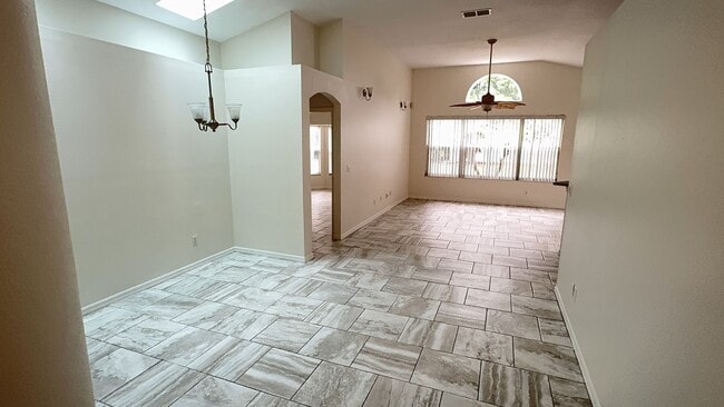 Foto del edificio - Come see this beautiful 3 bedroom, 2 bath, 2 car garage home for rent near Citrus Park Mall!