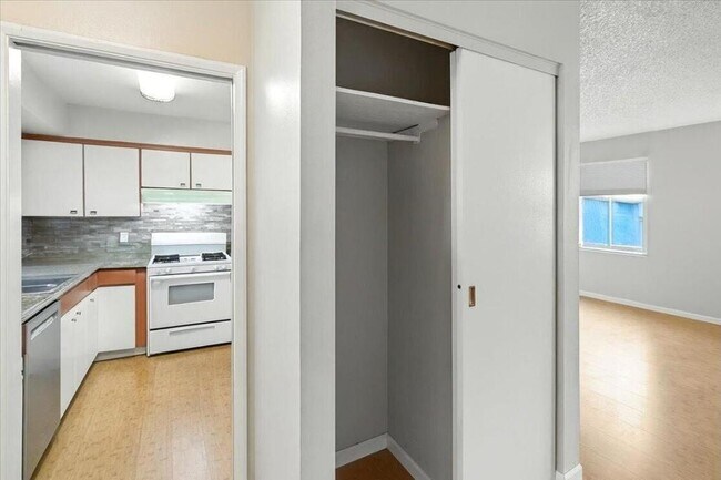 Foto del edificio - 709 Cypress Dr