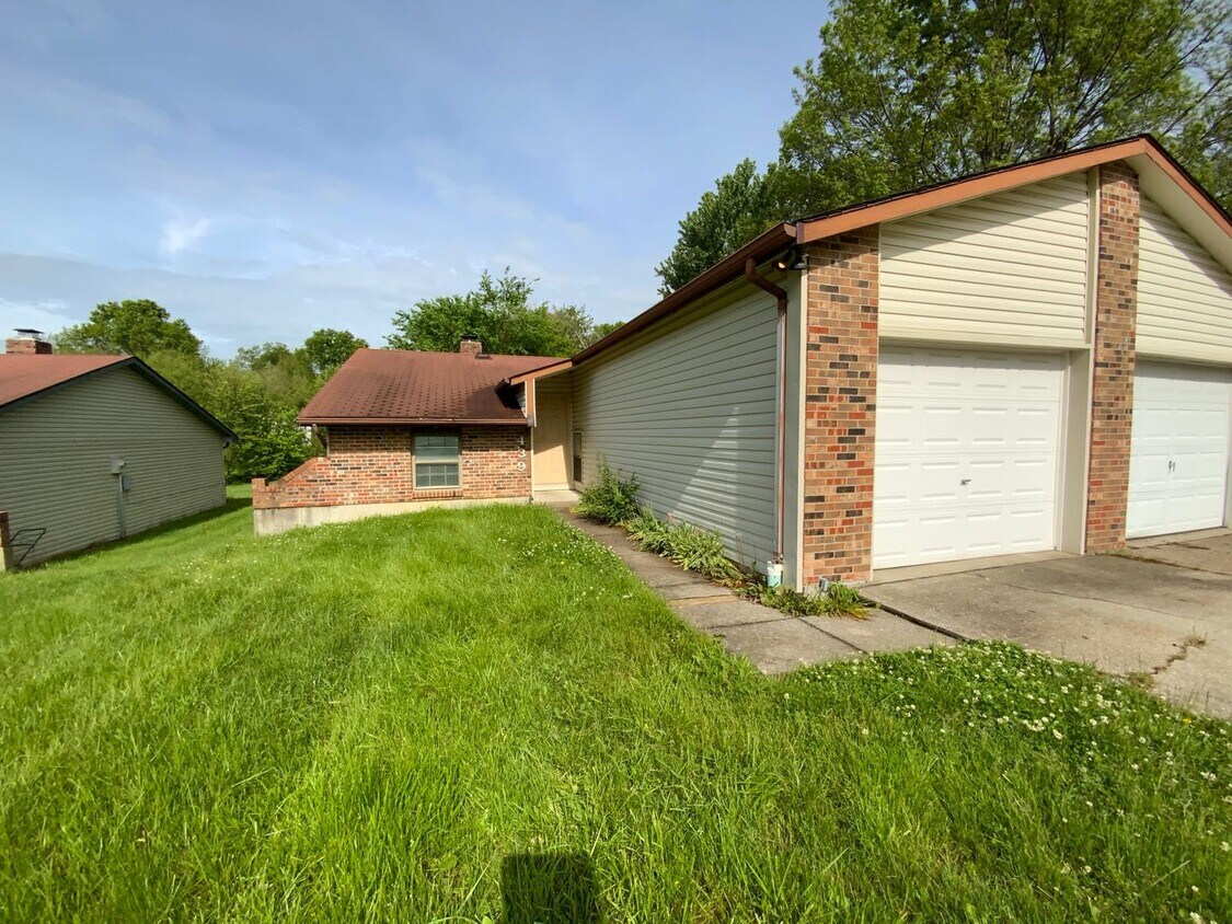 Foto principal - 441-441 N Shiloh Ave