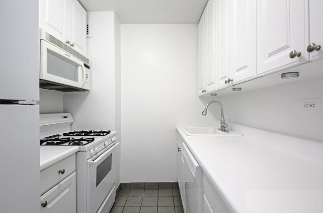 Building Photo - 215 E 37th St