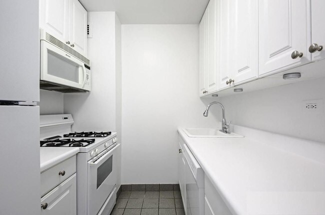 Foto del edificio - 215 E 37th St