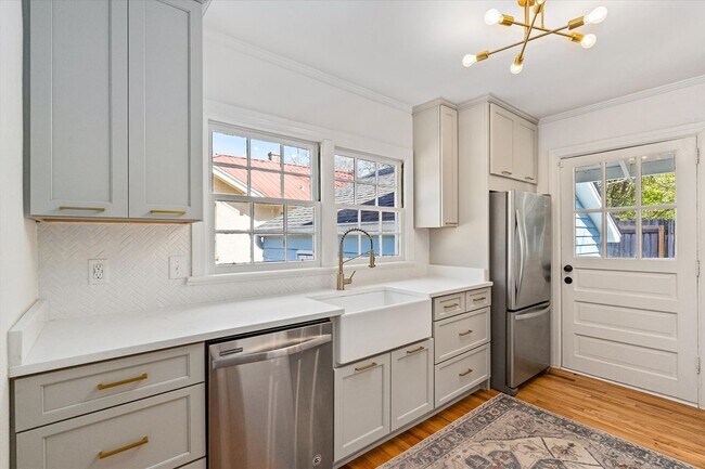 Foto del edificio - CLASSIC MIDTOWN HOME