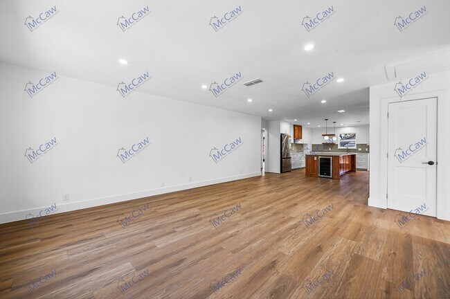 Foto del edificio - Modern Fully Remodeled 3/3 Near White Rock...