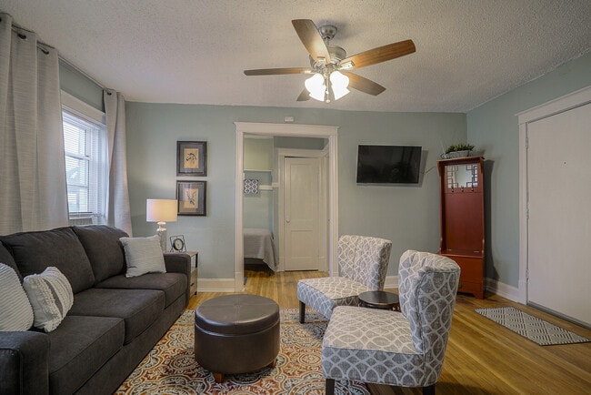Interior Photo - 3721 Broadway