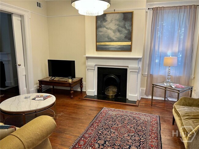 Foto del edificio - 215 W Hall St